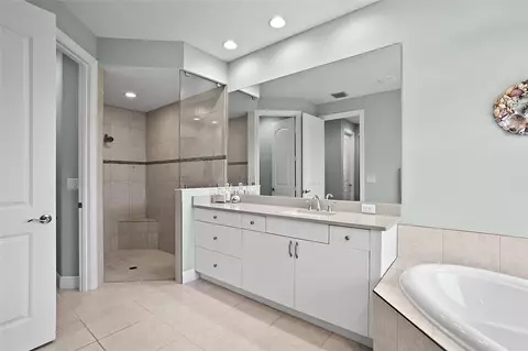 Bath - 8280 Halbert Ln, Vero Beach, FL 32968 photo 2 of 4