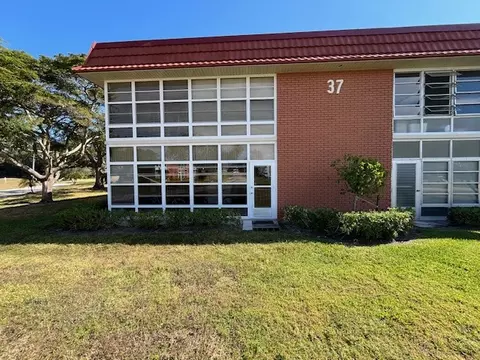 37 Pine Arbor Ln #101, Vero Beach, FL 32962