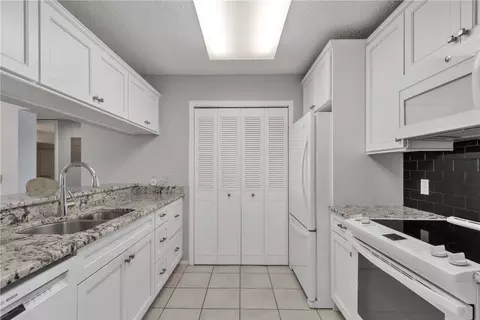 38 Plantation Dr #203, Vero Beach, FL 32966