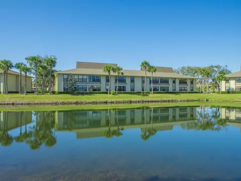 33 Plantation Dr #103, Vero Beach, FL 32966