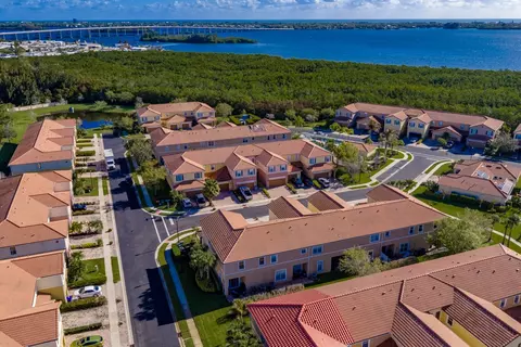 323 Versailles Ln, Vero Beach, FL 32960