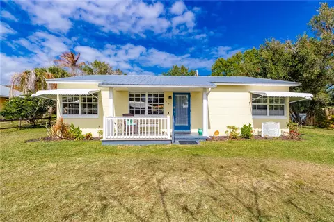 2746 1st St, Vero Beach, FL 32968