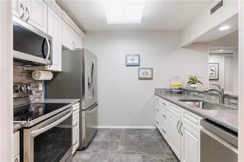 11 Plantation Dr #204, Vero Beach, FL 32966