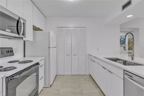 38 Plantation Dr #201, Vero Beach, FL 32966