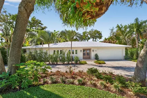 706 Hibiscus Ln, Vero Beach, FL 32963