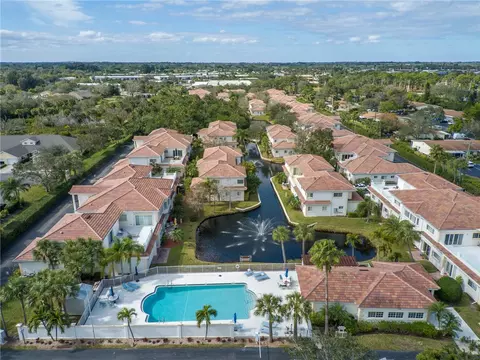 560 7th Sq #102, Vero Beach, FL 32962