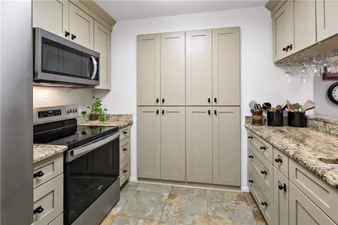 27 Plantation Dr #201, Vero Beach, FL 32966