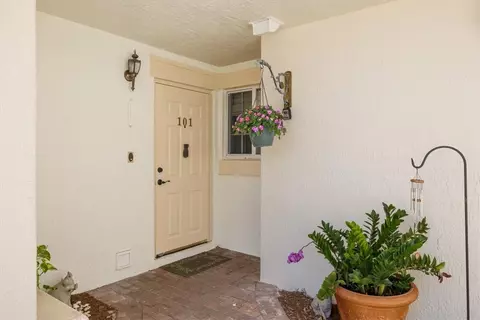 512 7th Sq #101, Vero Beach, FL 32962