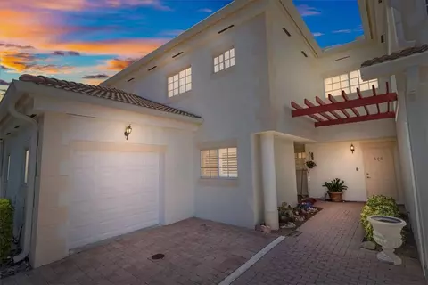 512 7th Sq #101, Vero Beach, FL 32962