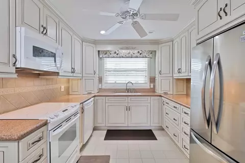 830 Lake Orchid Cir #207, Vero Beach, FL 32962