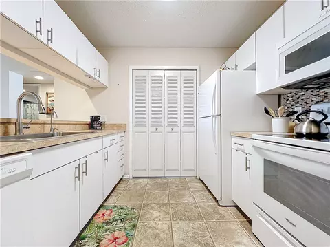 46 Plantation Dr #203, Vero Beach, FL 32966