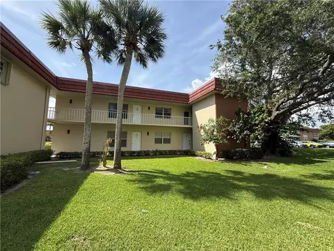 99 Spring Lake Dr #101, Vero Beach, FL 32962