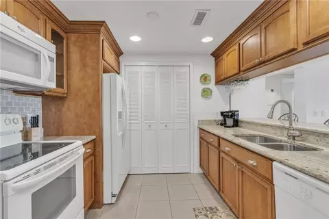 38 Plantation Dr #101, Vero Beach, FL 32966