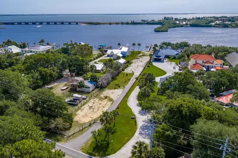 9680 Riverview Dr, Sebastian, FL 32976