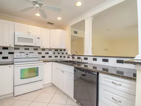 61 Woodland Dr #102, Vero Beach, FL 32962