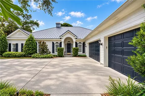 670 N Tomahawk Trl, Indian River Shores, FL 32963