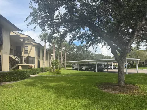 1 Plantation Dr #203, Vero Beach, FL 32966