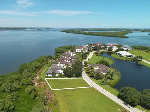 9225 W Marsh Island Dr, Vero Beach, FL 32963