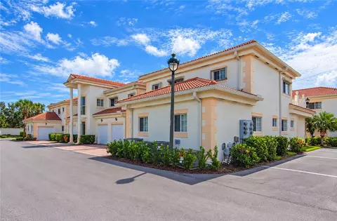 520 7th Sq #202, Vero Beach, FL 32962