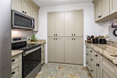 27 Plantation Dr #201, Vero Beach, FL 32966