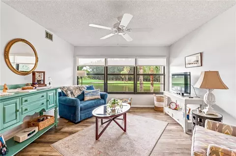 8 Plantation Dr #202, Vero Beach, FL 32966