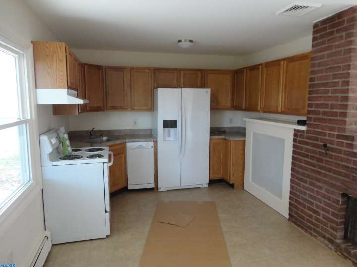 154 Farmbrook Dr, Levittown, PA 19055 photo 1