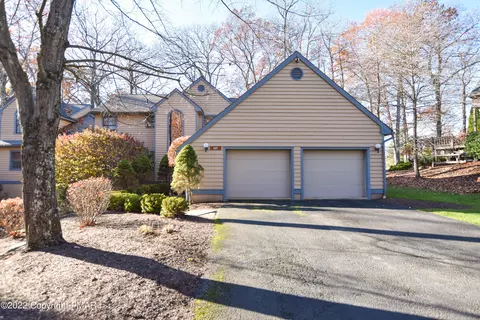 527 Bunting Dr, Buck Hill Falls, PA 18323