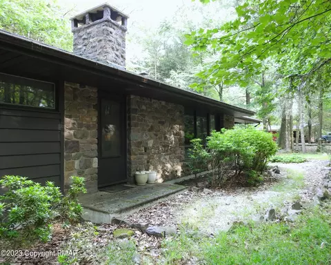 64 Greenwood Rd, Lake Harmony, PA 18624