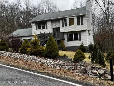 7046 W Woodbridge Dr, Bushkill, PA 18324