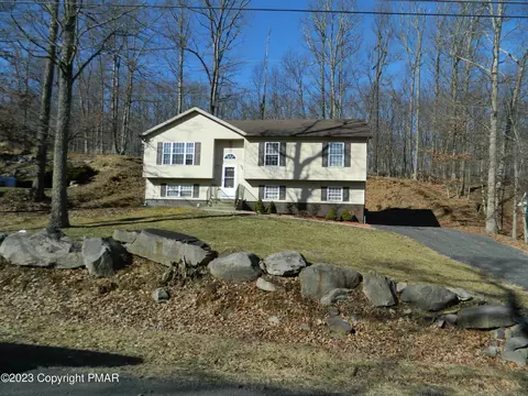 1141 Hunters Woods Dr, East Stroudsburg, PA 18301