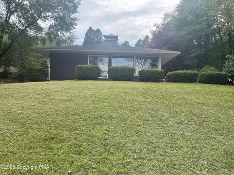1341 Arrowhead Dr, Pocono Lake, PA 18347