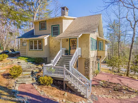 697 Lenape Ln, Buck Hill Falls, PA 18323