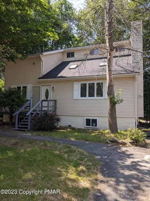 8211 Sunset Dr, Tobyhanna, PA 18466
