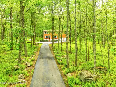 130 Parkwood Dr, Hawley, PA 18428