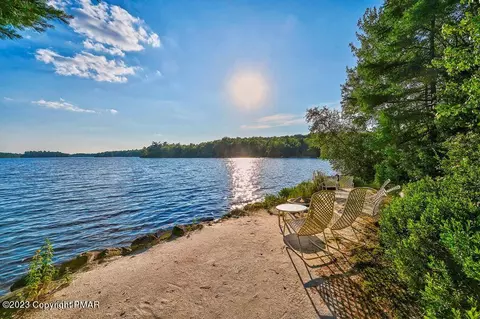 6150 Lakeview Dr, Pocono Pines, PA 18350