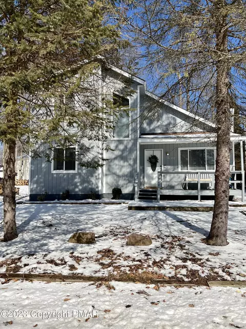 8963 Deerfield Rd, Tobyhanna, PA 18466