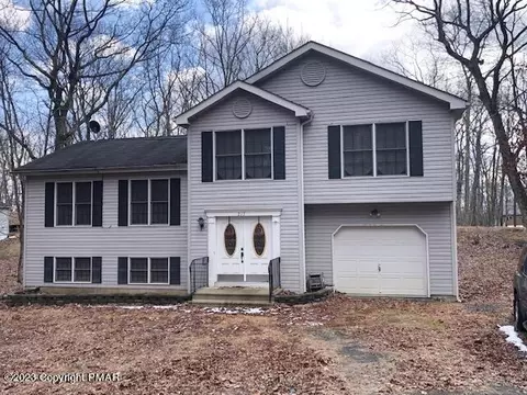 217 Chipmunk Rd, Bushkill, PA 18324