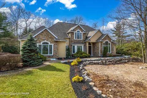 247 Wolf Hollow Rd, Lake Harmony, PA 18624