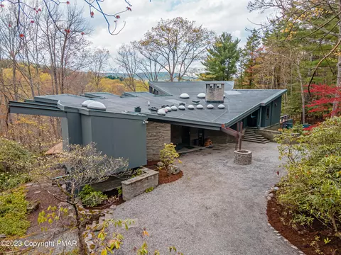 746 Rolloff Rd, Buck Hill Falls, PA 18323