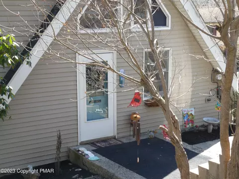 519 S Cortina Ct, Henryville, PA 18332