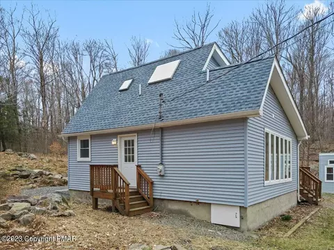 105 Lakewood Ct, Canadensis, PA 18325