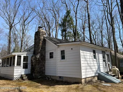 129 E Balsam Rd, Greentown, PA 18426