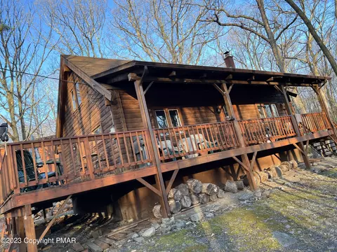 105 Canterbury Dr, Bushkill, PA 18324