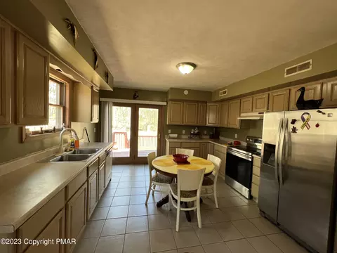 1042 Bear Dr, Bushkill, PA 18324 photo 5