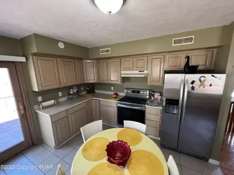 1042 Bear Dr, Bushkill, PA 18324 photo 6