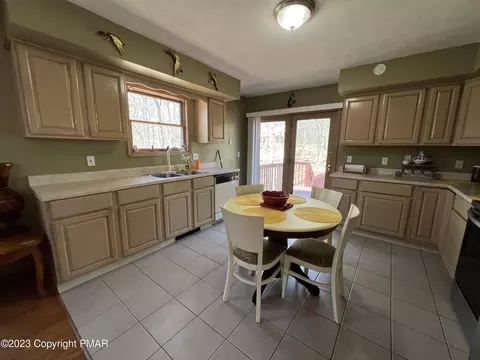 1042 Bear Dr, Bushkill, PA 18324 photo 4