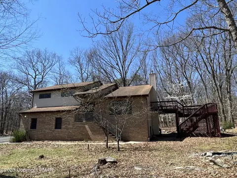 1042 Bear Dr, Bushkill, PA 18324