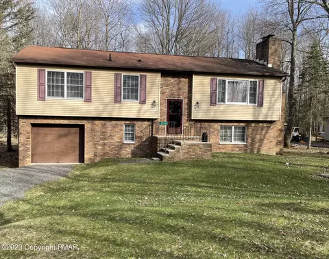 2159 Tuscarora Dr, Pocono Lake, PA 18347