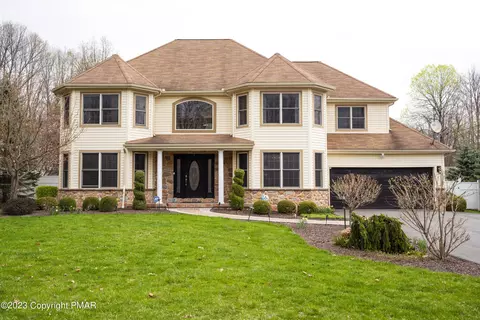 5119 Braintree Dr, Bushkill, PA 18324