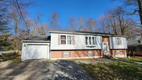 7571 Eagle Rock Dr, Tobyhanna, PA 18466